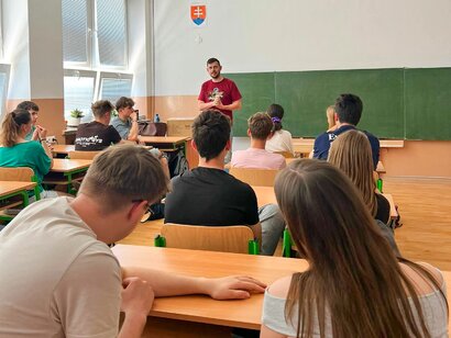 Keď sa bývalí študenti vracajú pomáhať