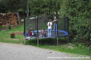 stále obsadená trampolína
