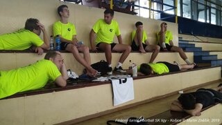 takmer 3-hodinová pauza medzi zápasmi