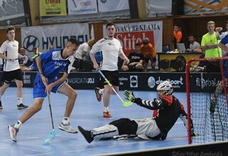 Matúš Buzra vychytal aj najlepšieho dtrelca turnaja Jakuba Gricha (GYM Lipany)